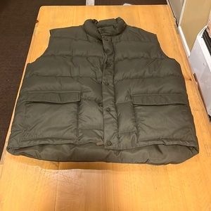 Cabelas goose down vest in very good condition. Worn once!